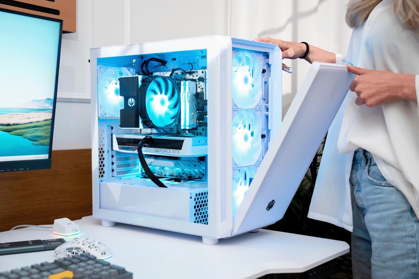 Beitragsbild zu Arx 700 White ARGB – ENDORFYs erstes weißes PC-Gehäuse erscheint als Flaggschiff-Modell