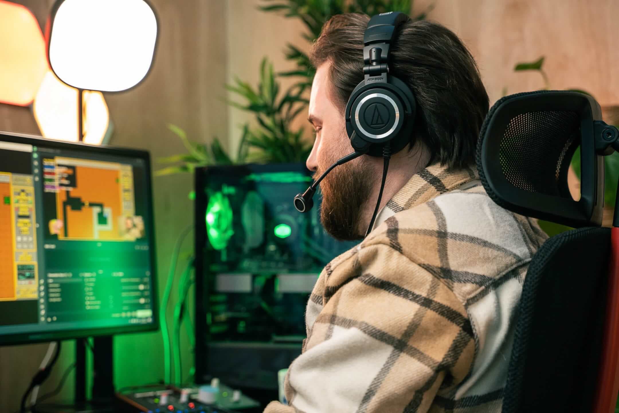 ath m50xsts lifestyle image gamer 2 2500x1667 min